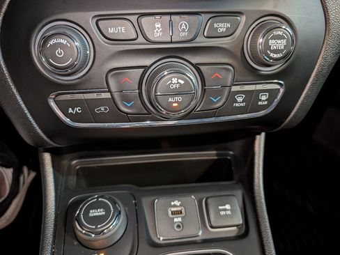 Used 2019 Jeep Cherokee Limited w/ Trailer Tow Group image 42