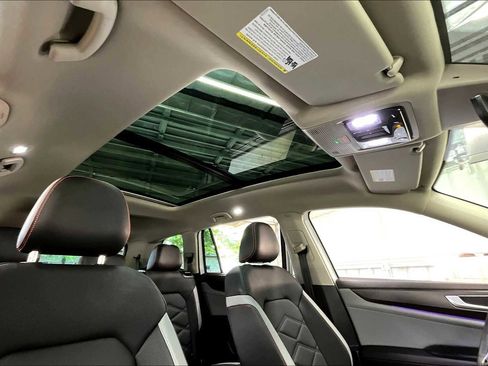 Used 2025 Volkswagen Atlas Peak Edition SE image 25