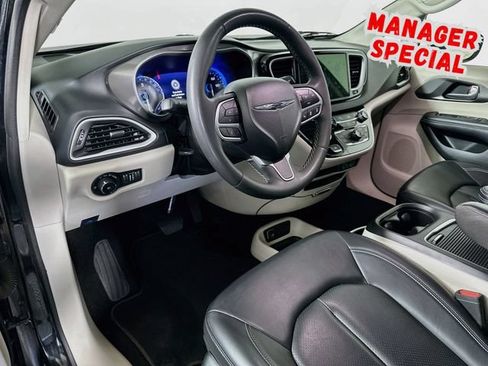 Used 2023 Chrysler Pacifica Touring-L FWD image 10