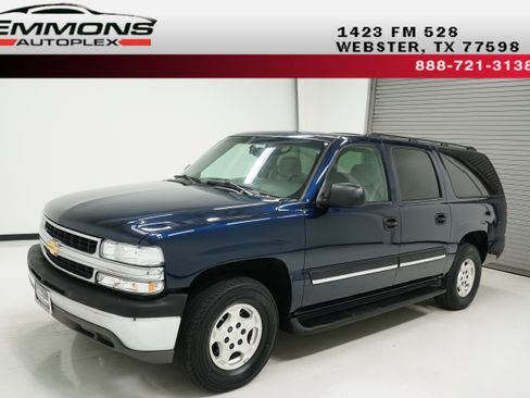 Used 2004 Chevrolet Suburban LS image 1
