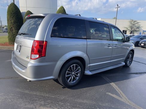 Used 2017 Dodge Grand Caravan SXT FWD image 4