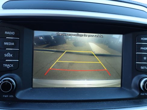 Used 2020 Kia Sorento LX image 21