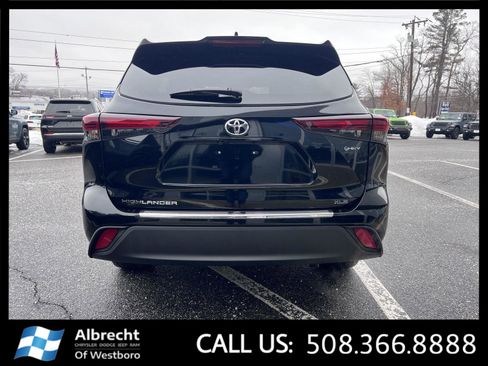 Used 2025 Toyota Highlander XLE image 4