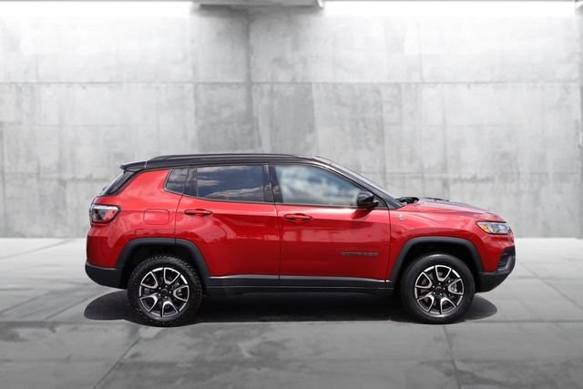 Used 2025 Jeep Compass Trailhawk AWD/4WD image 5