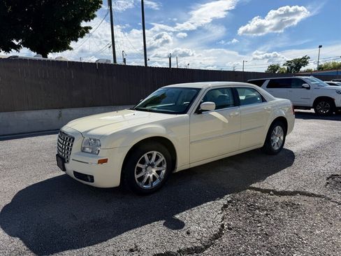 Used 2009 Chrysler 300 Touring RWD image 7