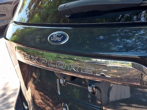 Used 2024 Ford Explorer XLT AWD/4WD image 10