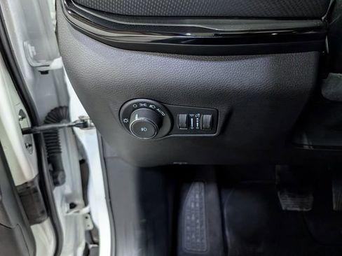 Used 2024 Jeep Compass Latitude w/ Altitude Special Edition AWD/4WD image 19