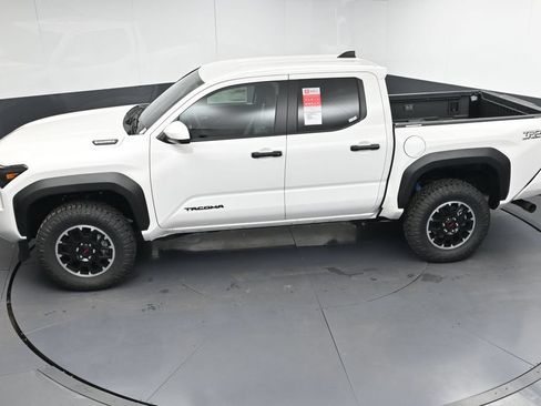 Used 2025 Toyota Tacoma TRD Off-Road AWD/4WD image 41