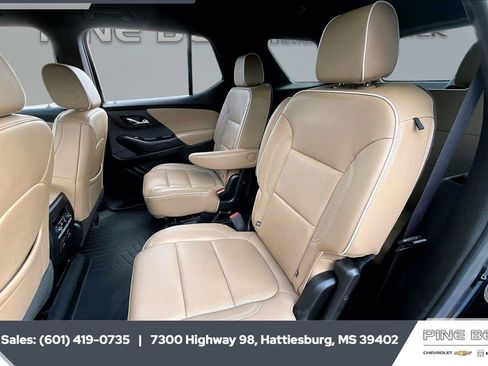 Used 2022 Chevrolet Traverse Premier FWD image 19