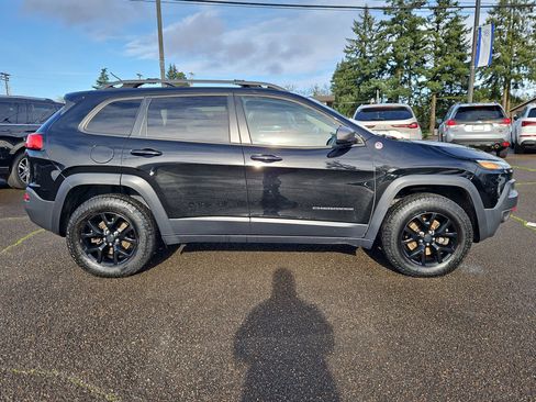 Used 2017 Jeep Cherokee Trailhawk image 6