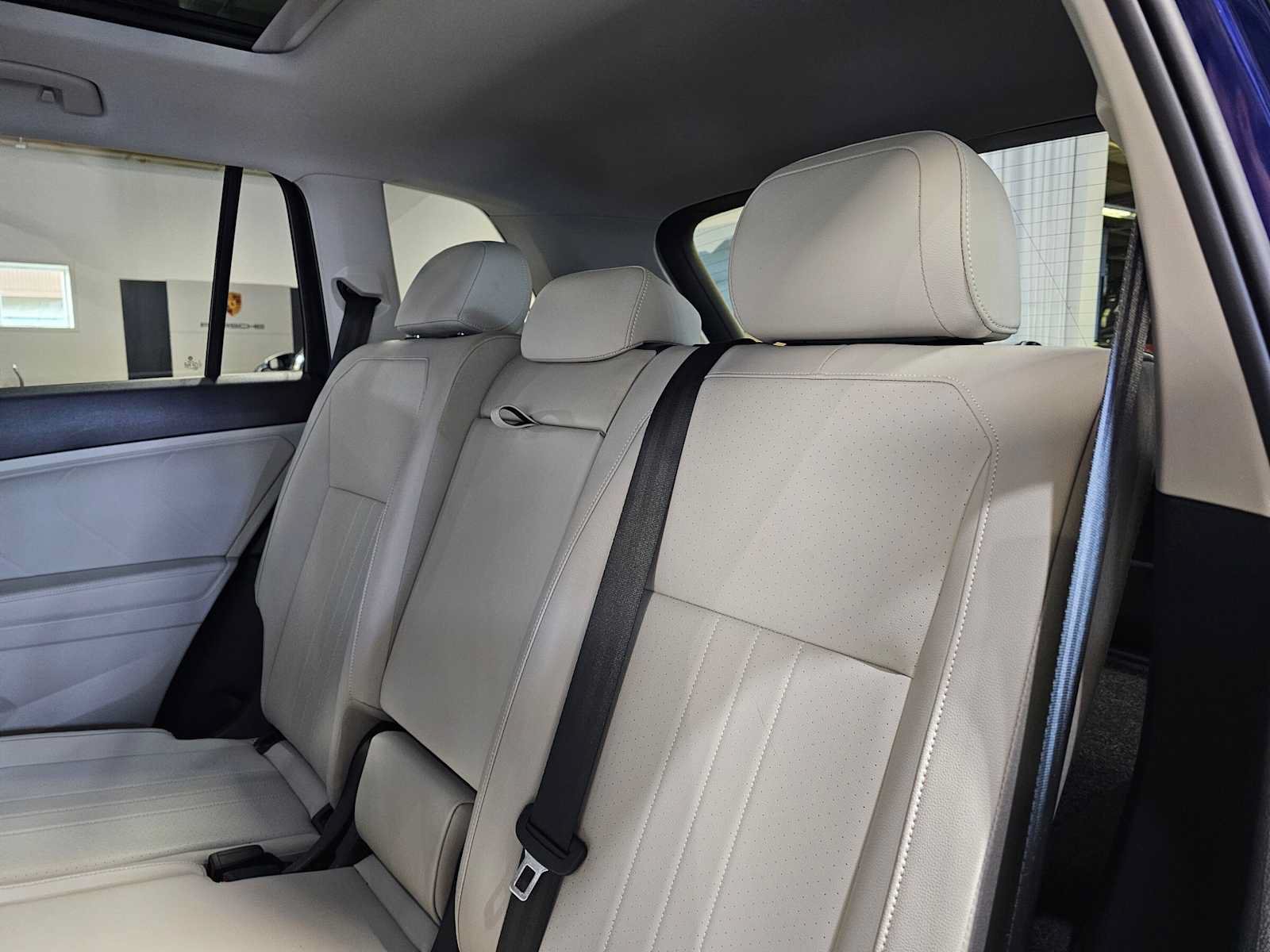 Used 2022 Volkswagen Tiguan SE w/ Panoramic Sunroof Package AWD/4WD image 18