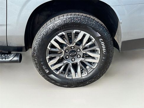 Used 2025 Chevrolet Suburban Z71 AWD/4WD image 31