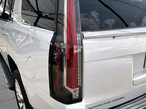 Used 2020 Cadillac Escalade Premium Luxury RWD image 28