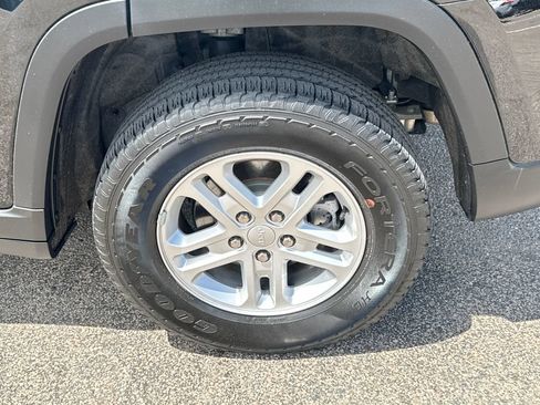 Used 2023 Jeep Grand Cherokee Laredo AWD/4WD image 38