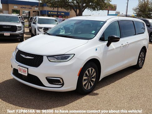 Used 2024 Chrysler Pacifica Select FWD image 1