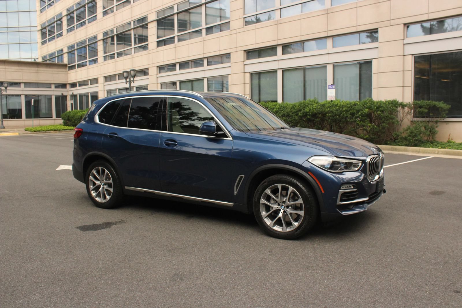 Used 2019 BMW X5 xDrive40i w/ Executive Package AWD/4WD image 2