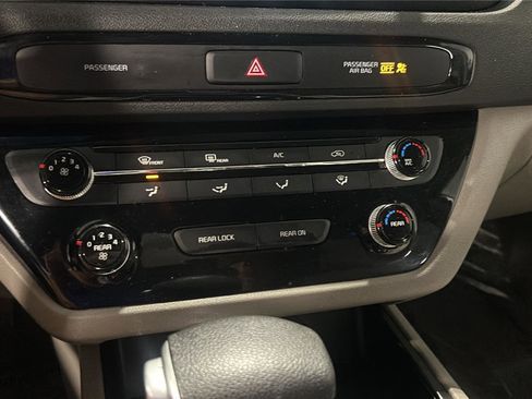 Used 2021 Kia Sedona LX FWD image 18