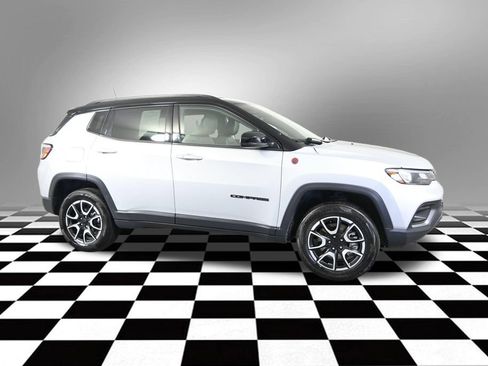 Used 2024 Jeep Compass Trailhawk AWD/4WD image 10