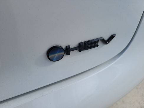 Certified 2025 Toyota Prius FWD image 9
