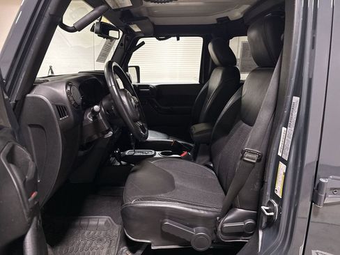 Used 2017 Jeep Wrangler Unlimited Sahara AWD/4WD image 18