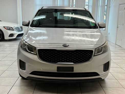 Used 2017 Kia Sedona LX image 2