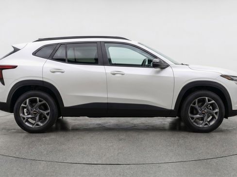 Used 2025 Chevrolet Trax LT FWD image 11