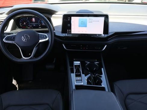 Used 2025 Volkswagen Atlas Cross Sport SE w/ Panoramic Sunroof Package image 17