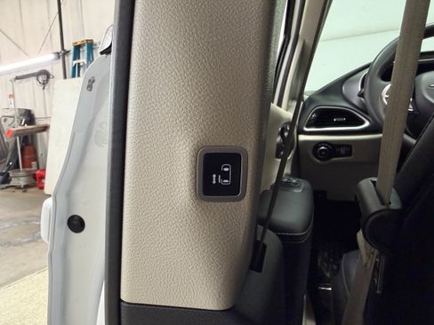 Used 2024 Chrysler Pacifica Touring-L FWD image 12
