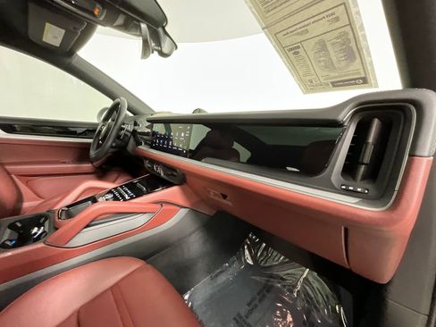 Used 2025 Porsche Cayenne Coupe image 19