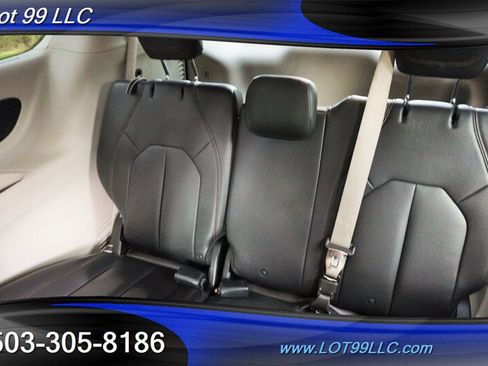 Used 2017 Chrysler Pacifica Touring-L FWD image 3