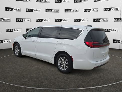 Used 2024 Chrysler Pacifica Touring-L FWD image 4