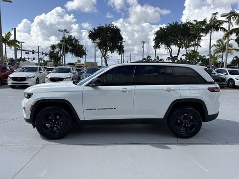Used 2022 Jeep Grand Cherokee Altitude AWD/4WD image 11