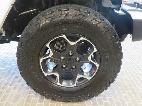 Used 2017 Jeep Wrangler Unlimited Sahara w/ Dual Top Group AWD/4WD image 11