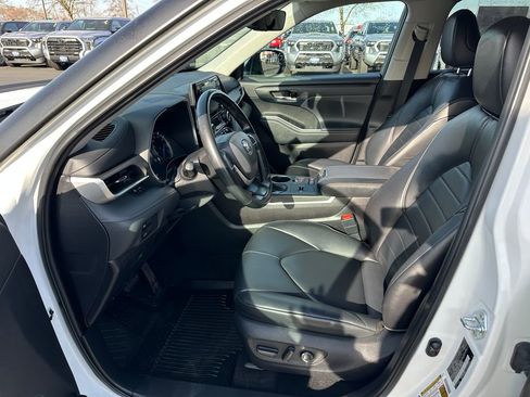 Used 2022 Toyota Highlander XLE image 13