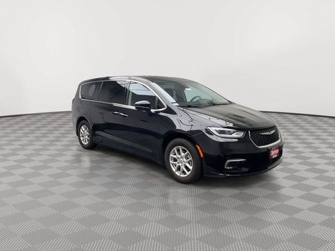 Used 2024 Chrysler Pacifica Touring-L FWD image 32