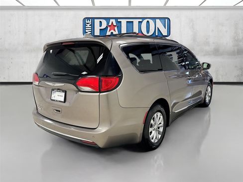 Used 2017 Chrysler Pacifica Touring-L image 7