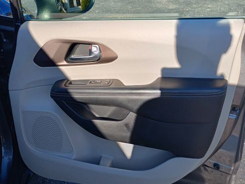 Used 2020 Chrysler Voyager Lxi image 23