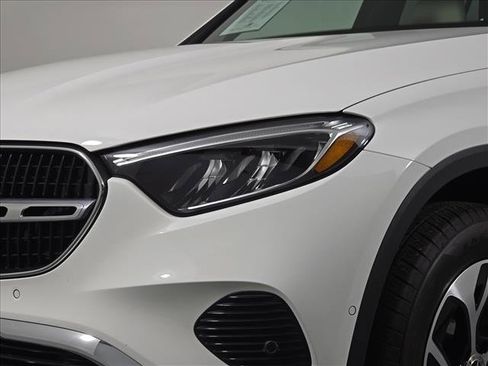 Used 2025 Mercedes-Benz GLC 350e 4MATIC image 12