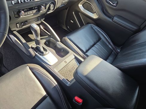 Used 2025 Nissan Frontier SL image 25