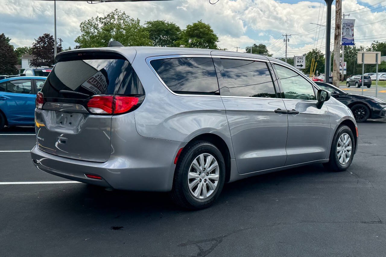 Used 2020 Chrysler Voyager L FWD image 4