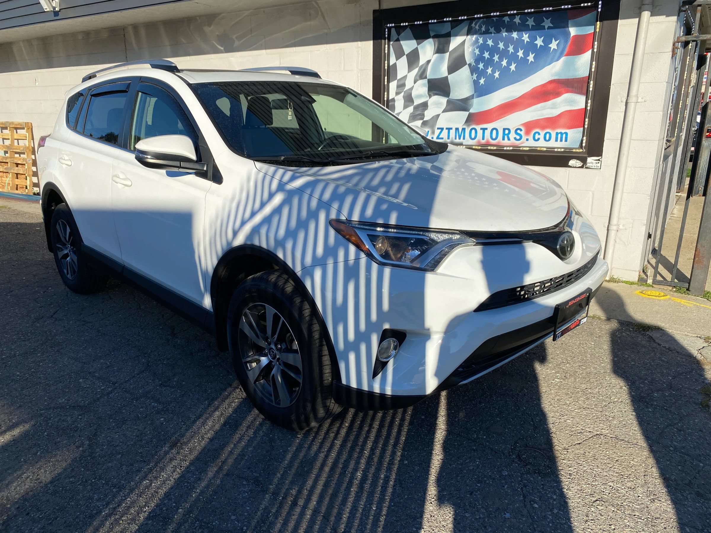 Used 2017 Toyota RAV4 XLE AWD/4WD image 1