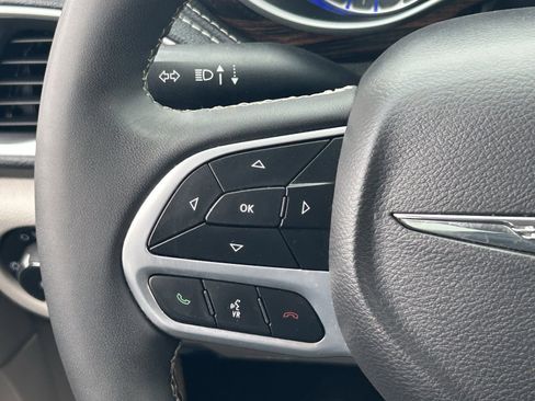 Used 2024 Chrysler Pacifica Limited FWD image 18