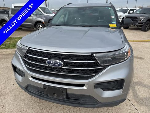 Used 2021 Ford Explorer XLT image 2