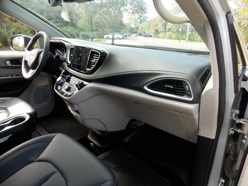 Used 2023 Chrysler Pacifica Touring-L image 18