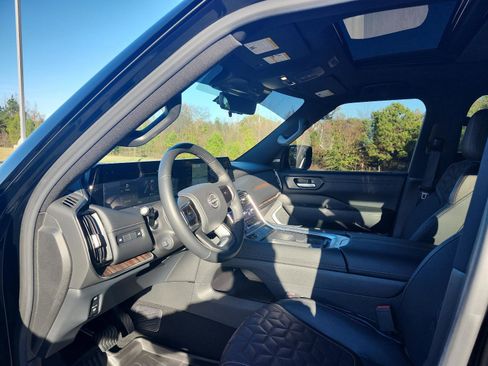 Used 2025 Nissan Armada Platinum image 13