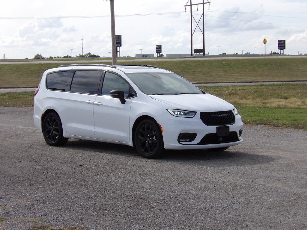 Used 2025 Chrysler Pacifica Limited FWD image 4