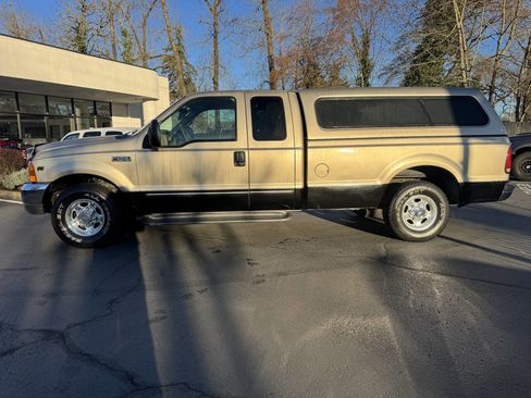 Used 2000 Ford F250 Lariat image 2