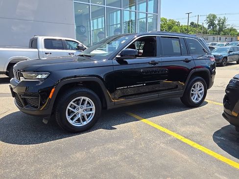 Certified 2025 Jeep Grand Cherokee Laredo X w/ Luxury Tech Group I AWD/4WD image 14