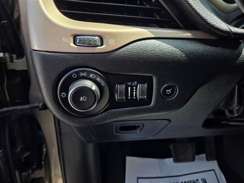 Used 2018 Jeep Cherokee Limited AWD/4WD image 13