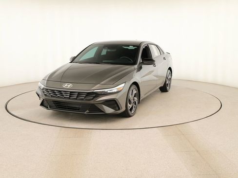 Used 2025 Hyundai Elantra Sport image 12